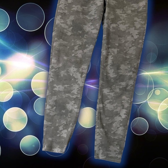 Spanx ‘Ankle Jean-ish Leggings’ in Gray “Stone Wash Camo” Size Medium - Picture 10 of 16